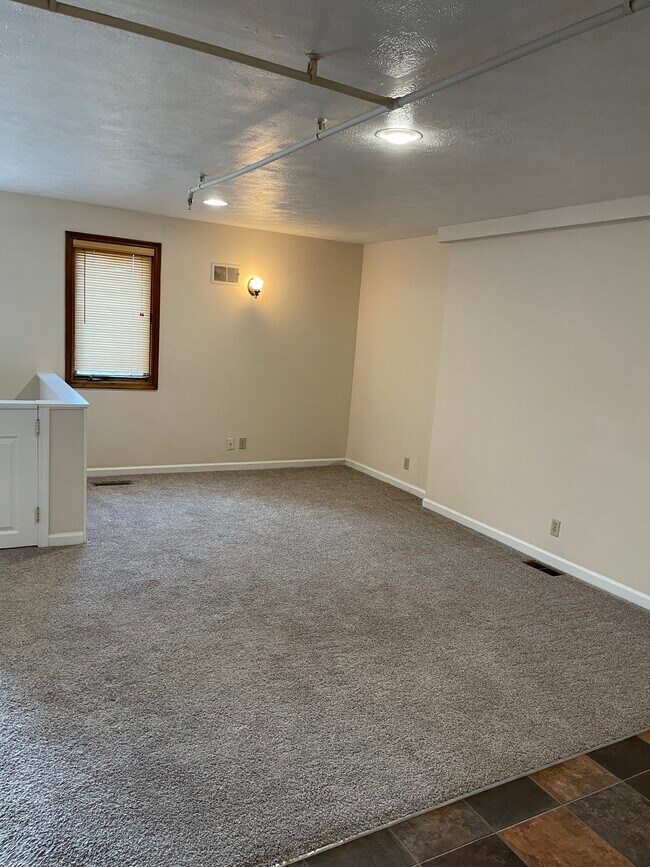 LIVING - 807 W Mission Ave Unidad 3