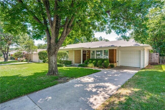 Photo - Spacious 5 Bedroom Home Near TCU Available 6/1/26