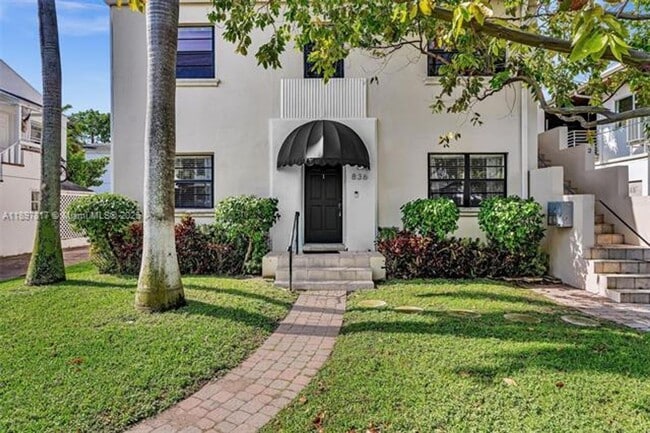 Photo - 836 W 40th St Unidad 836 W 40th St  1