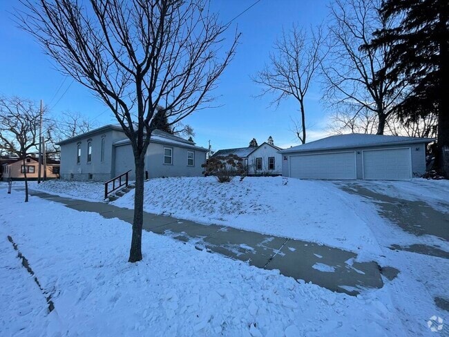 Building Photo - 825 Saint Patrick St Rental