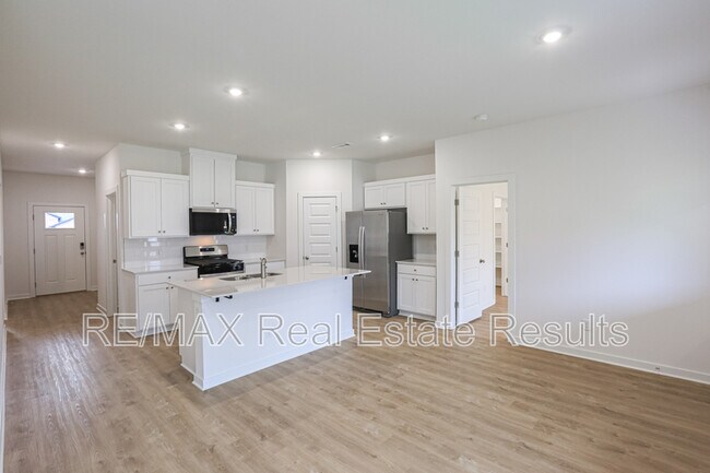 Photo - 203 Collie Ave