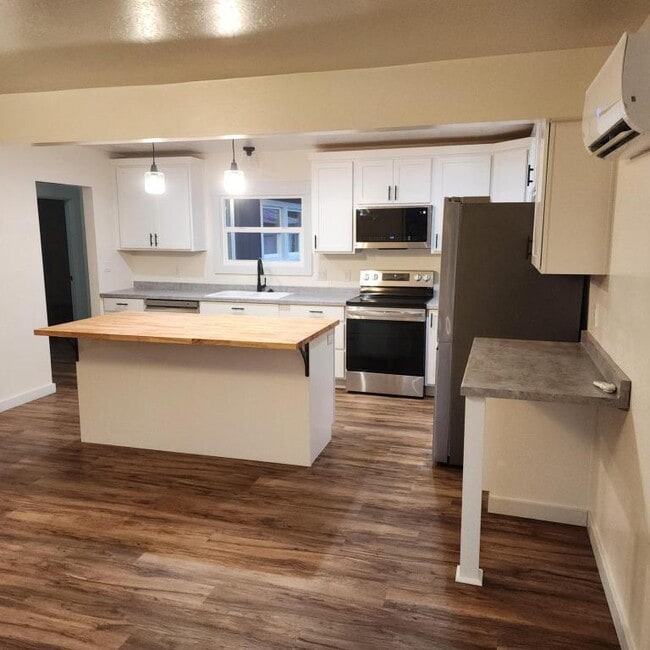 1411 Florence Ln
