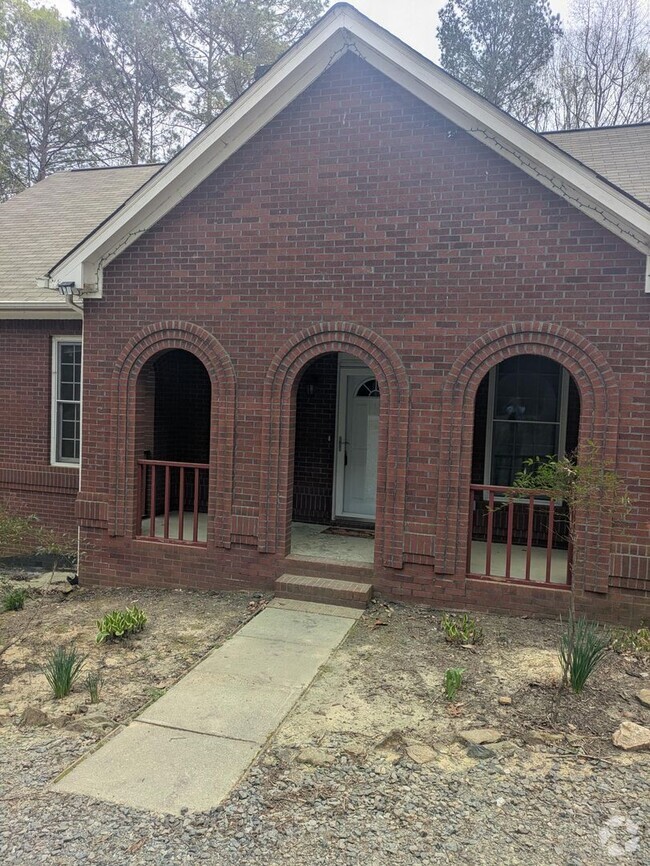 Building Photo - Spacious 4bed 3 bath with a Bonus Room and... Rental