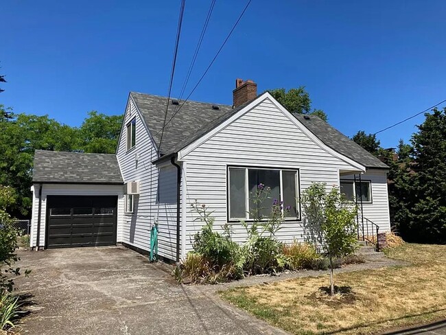 Spacious primary unit in a duplex home - Spacious primary unit in a duplex home