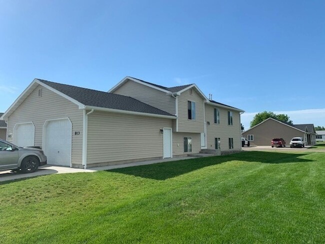 Building Photo - r813 Unit 815