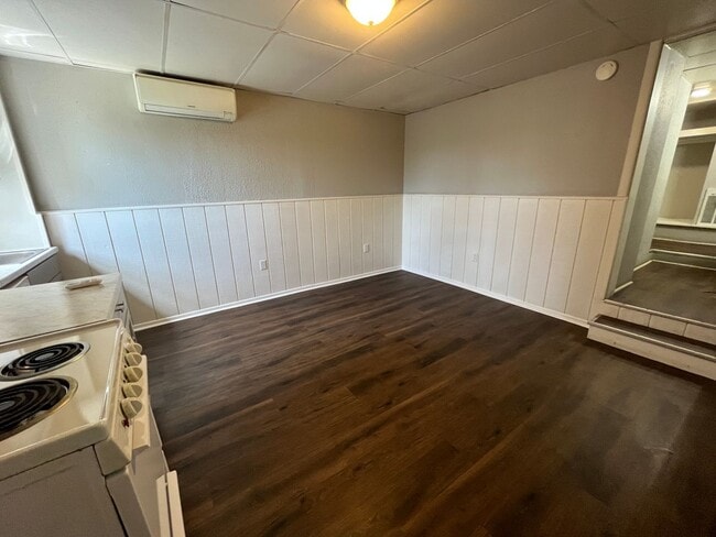 Building Photo - 2224 Arlington Ave Unit Basement Apartment