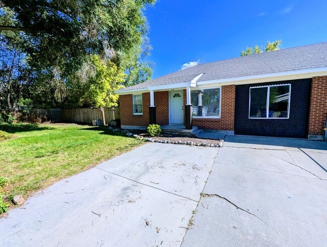 Building Photo - Private East Murray Home with HUGE yard!