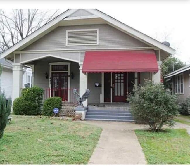 Building Photo - 445 College St