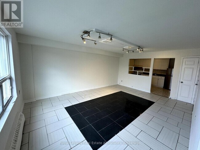 Photo - 3071 Hurontario St