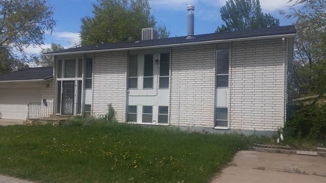 Photo - Great home with 2 car garage, deck and shed, fenced yard in Roy for rent