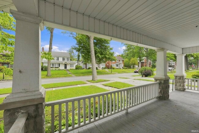 Photo - 527 W Oakdale Dr
