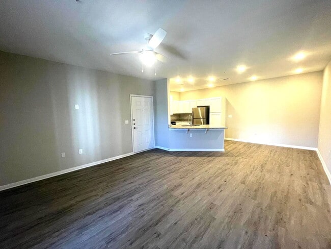 Building Photo - 300 Willow Grv Wy Unit 01184