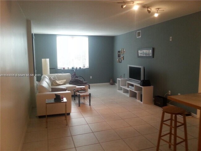 Building Photo - 2630 SW 28th St Unit 16 Rental