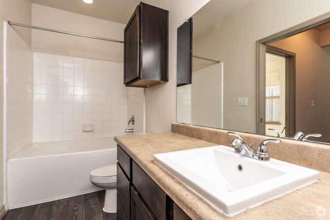 1BR, 1BA - 687SF "THE HORSESHOE" Bathroom - Latigo Crossing