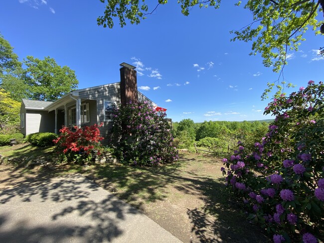 Building Photo - 123 Looking Glass Hill Rd Rental