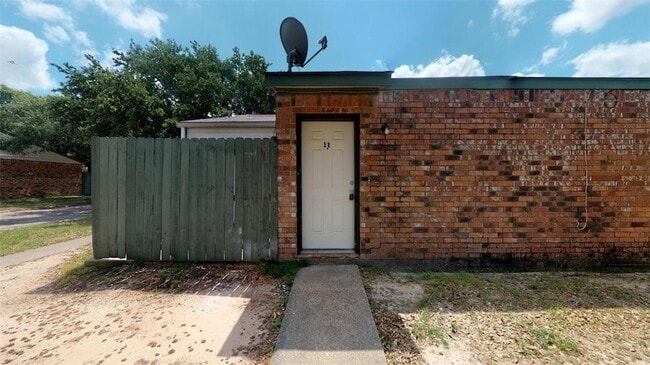 Building Photo - 725 Peppertree Dr Unit 11