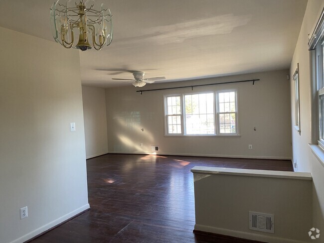 Building Photo - Affordable, Spacious AND Convenient Walk t... Rental