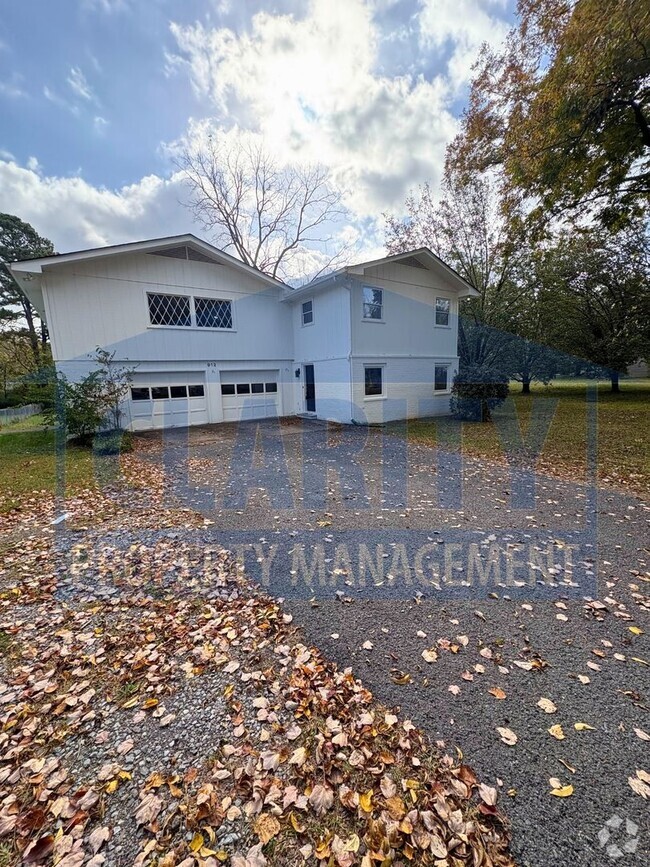 Building Photo - Charming two story home with garage and la...