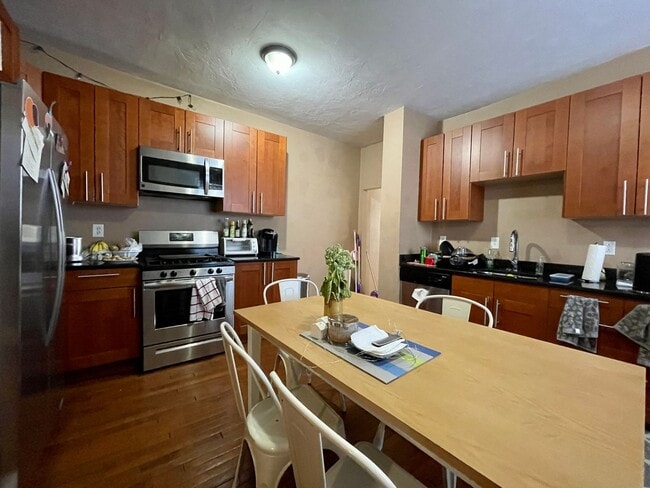 Building Photo - Prime Location in Allston - 5bed / 2bath available 9/1