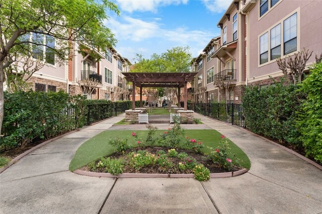 Photo - 1045 W 22nd St