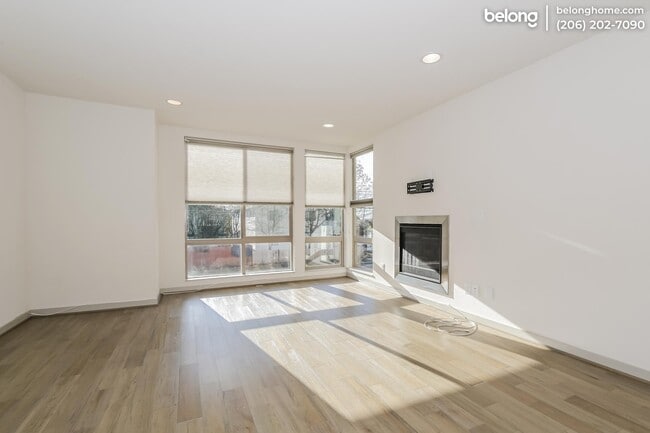 Photo - 504 N 105th St
