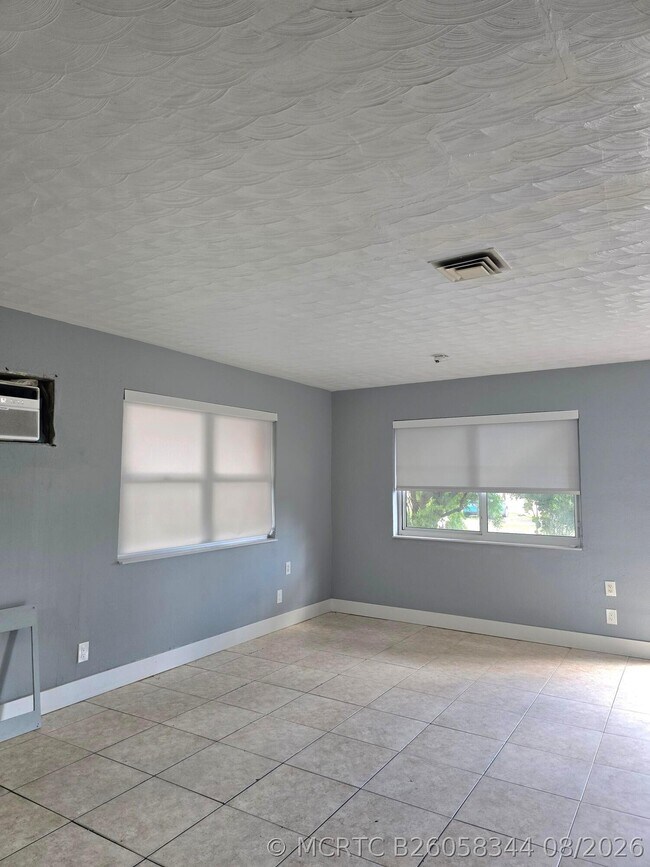 305 SW 14th St Unit 1 FRONT