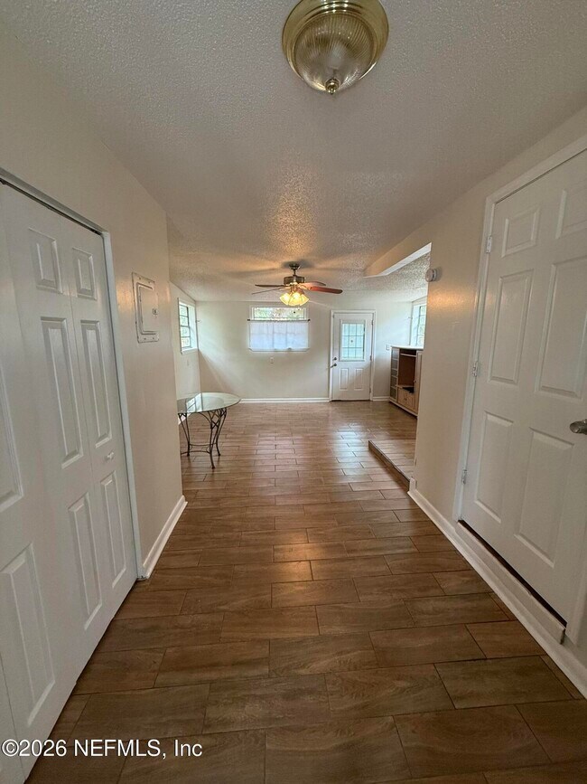 Photo - 909 La Marche Dr