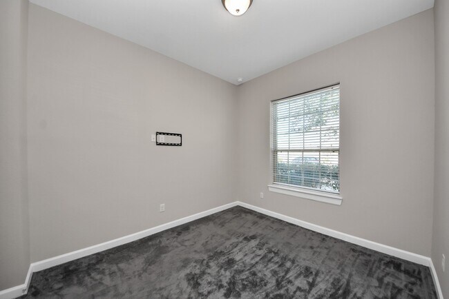 Photo - 8114 Silverspot Ln