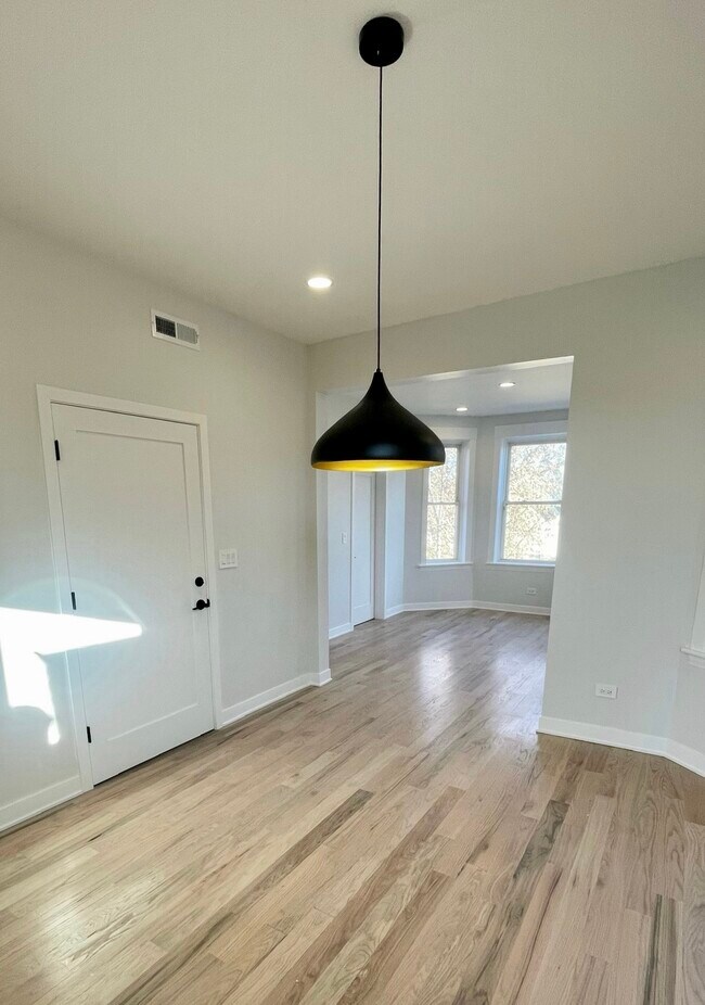 Building Photo - 3006 N Troy St Unit Floor 1