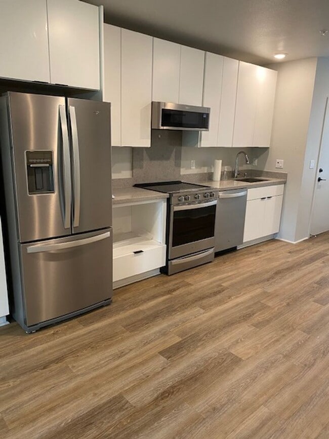 Photo - 1-Bdrm/1-Bath Ground Level End-unit w/ 2-Assigned Tandem Parking Unidad 312