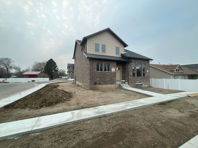 Photo - 5 bdrm 3 1/2 bth Home 2 Car Garage- Dog friendly