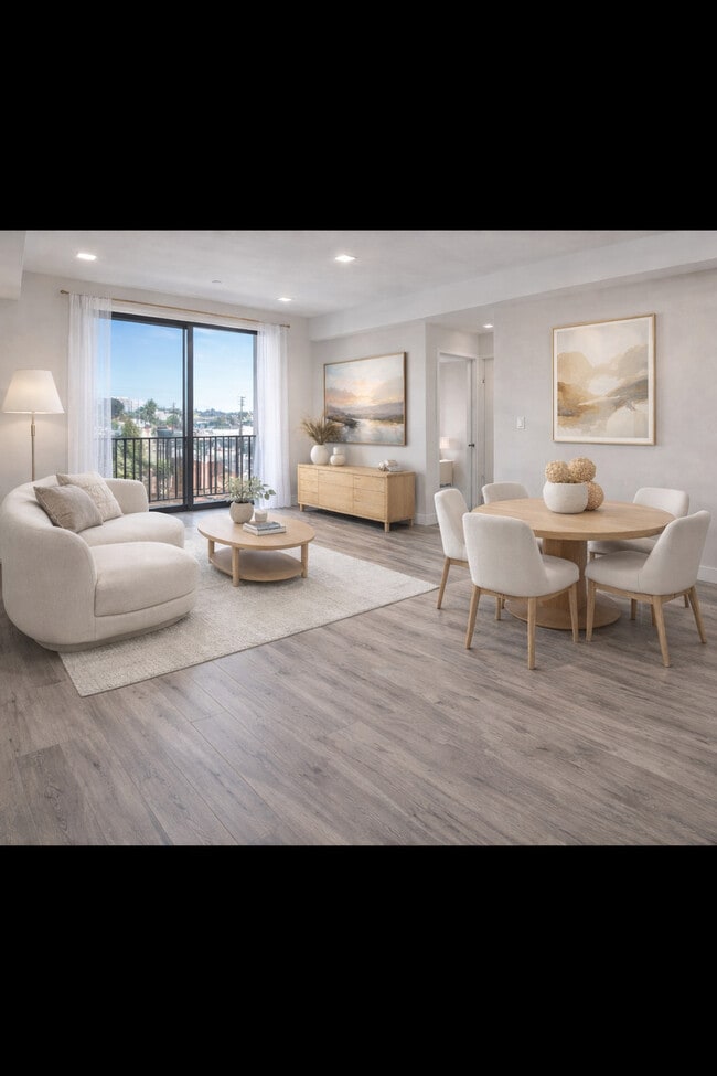 Building Photo - 1111 N Kenmore Ave