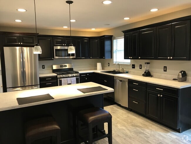 Building Photo - Executive Places Rental