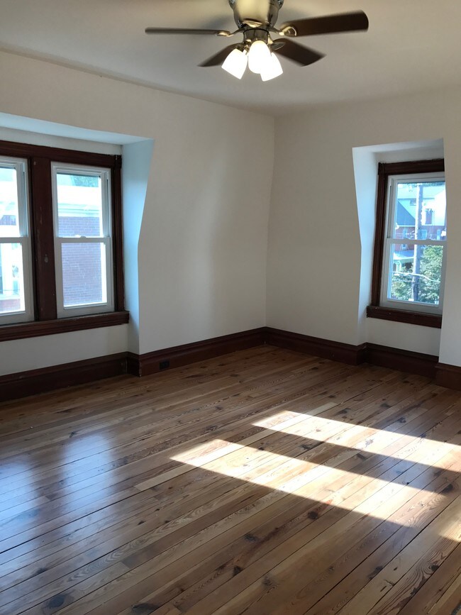 Deep Window Sills - 141 W Broad St Unidad Apt 3