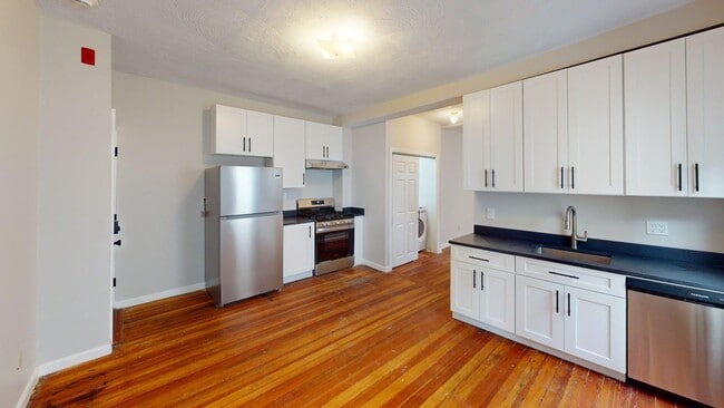 Building Photo - 52 Sumner St Unit 3