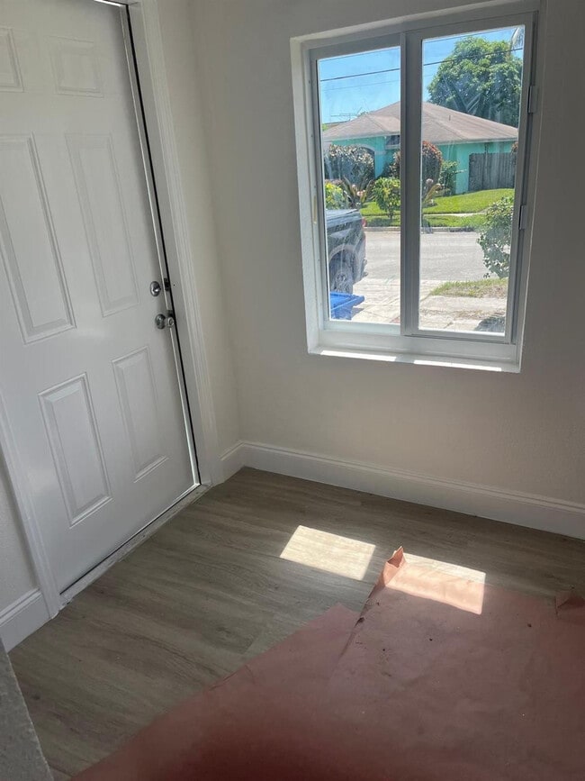 Photo - 648 W 10th St