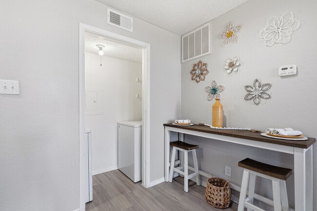 1BD, 1BA - 674SF - Dining Area