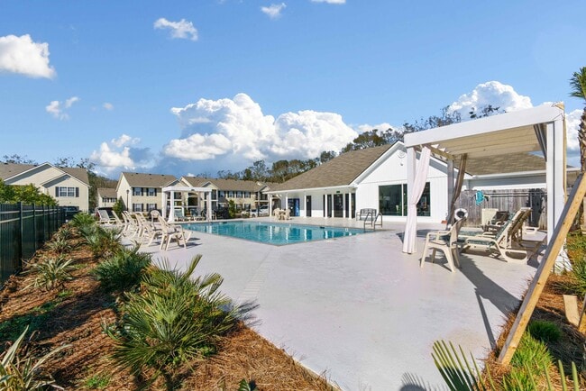 ¡Disfrute de un chapuzón en nuestra piscina cerrada! - Baldwin Farms Apartments