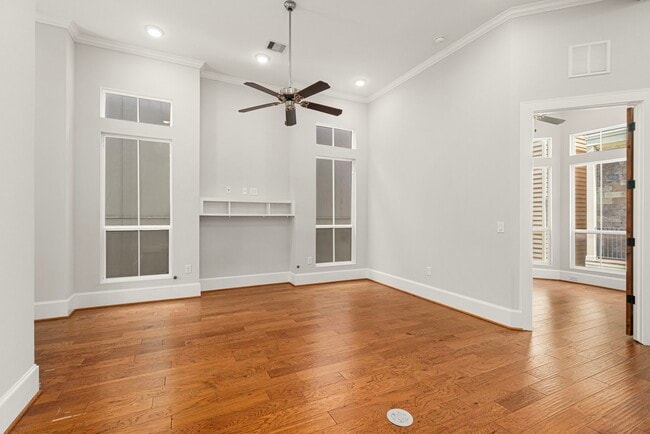 Photo - 2022 Sabine St