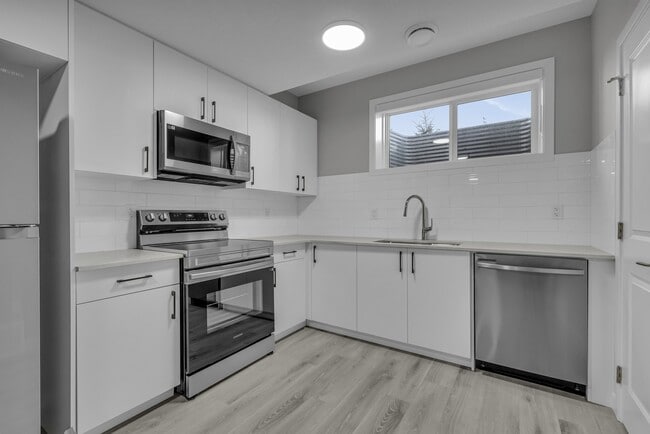 Building Photo - 11539-11125 125 St NW Unit BSMT