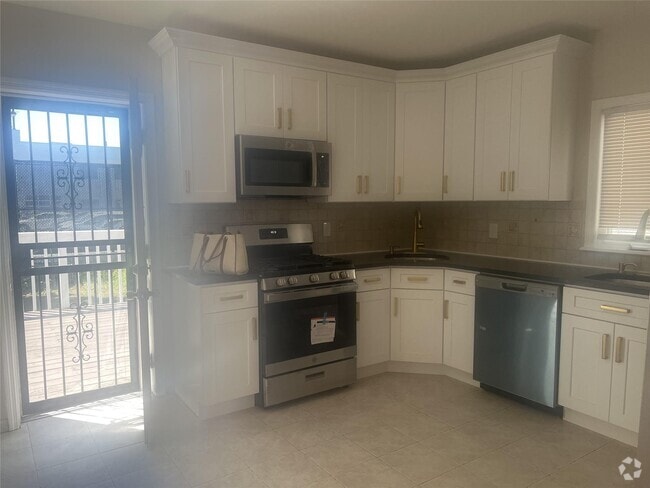 Building Photo - 2920 Avenue Rental