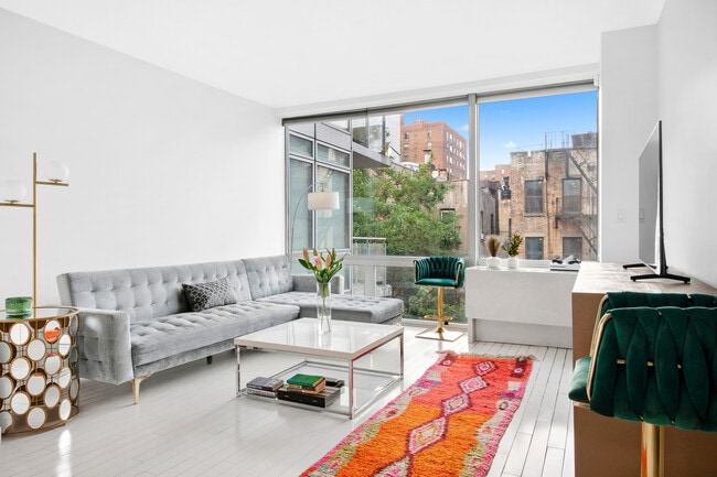Building Photo - 425 E 13th St Rental