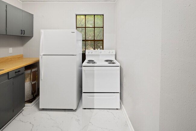 Kitchen - 746 Spanish Town Rd Unidad 2