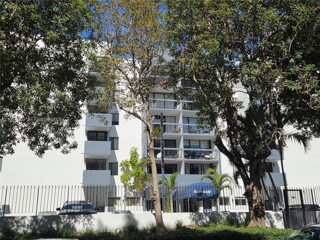 Building Photo - 2715 Tigertail Ave Unit ph605