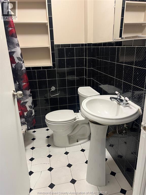 Photo - 719 Erie St E