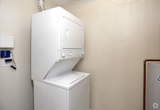 2BR, 1BA - 821 SF - Big Red Apartments