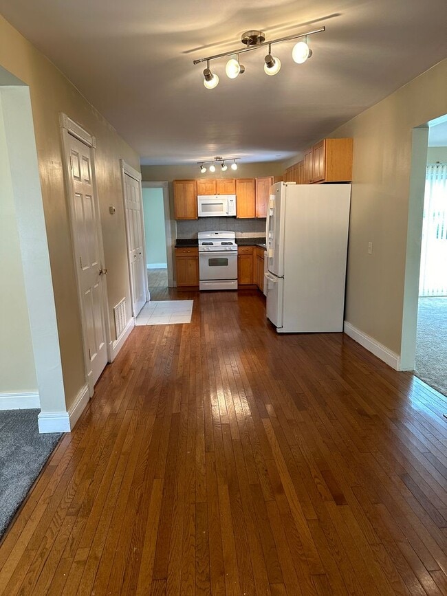 Photo - 145 Roth St SE
