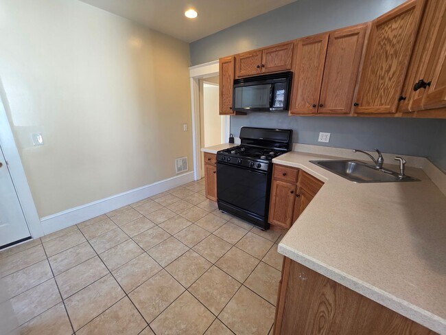 35 Manitou Ave Unit 2 (Upstairs)