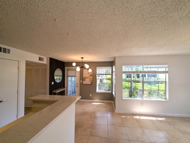 Building Photo - 1215 Crystal Way Unit G