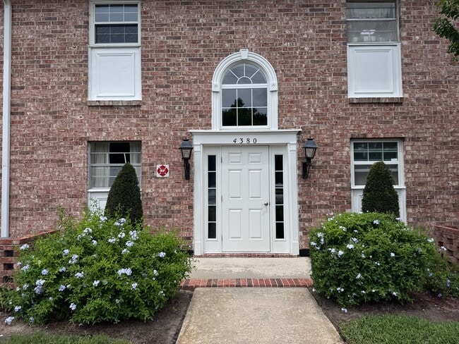 Building Photo - Great Location 2 Bedroom and 2 Baths